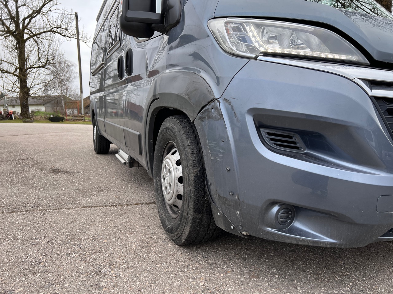 Detailansicht von Stoßfänger und Radlauf am Wohnmobil